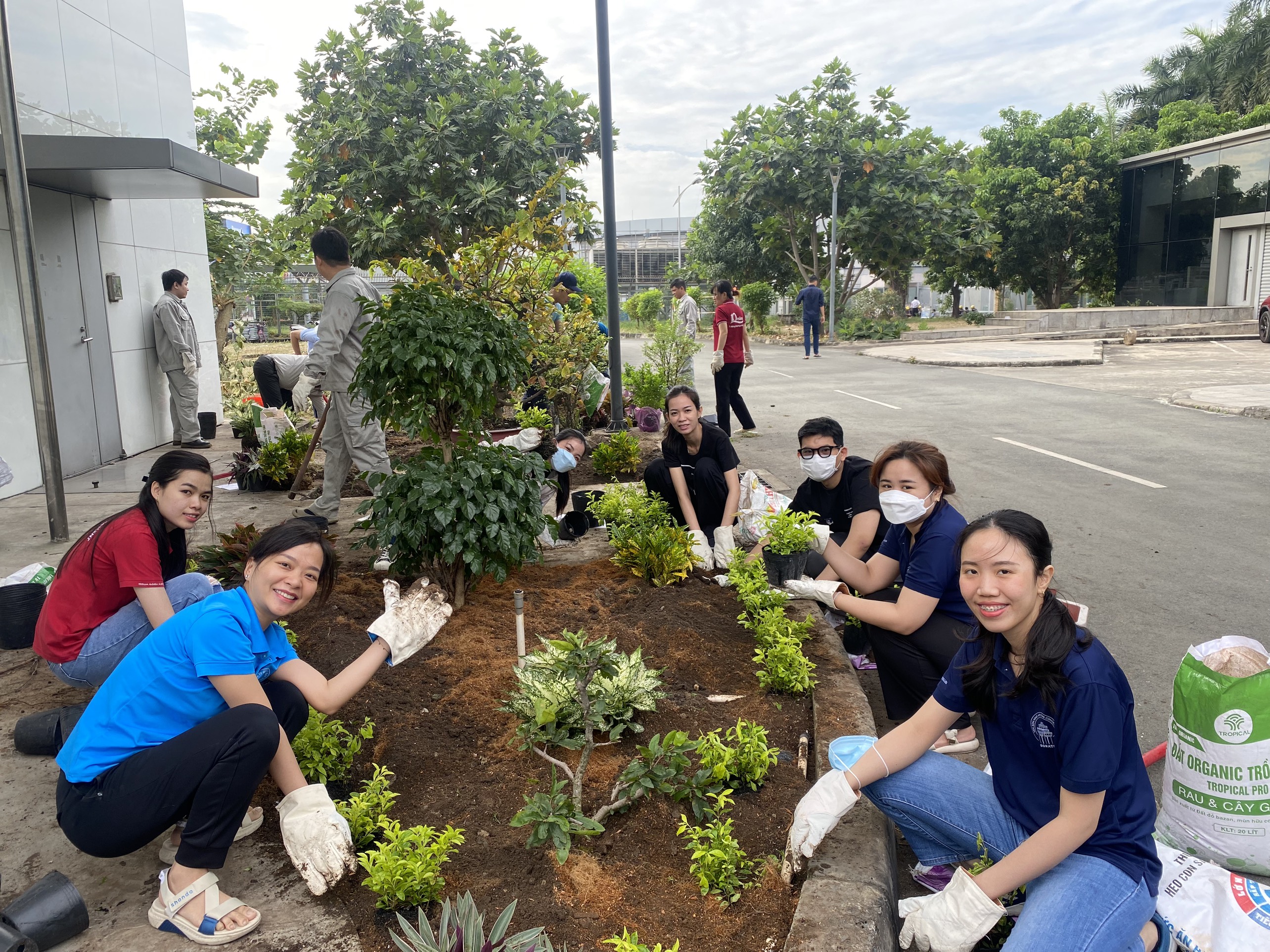 Đội Kỹ thuật Đài KSKL Tân Sơn Nhất và Đoàn Thanh niên Trung tâm Kiểm soát tiếp cận - tại sân Tân Sơn Nhất hưởng ứng phong trào “Tết trồng cây”