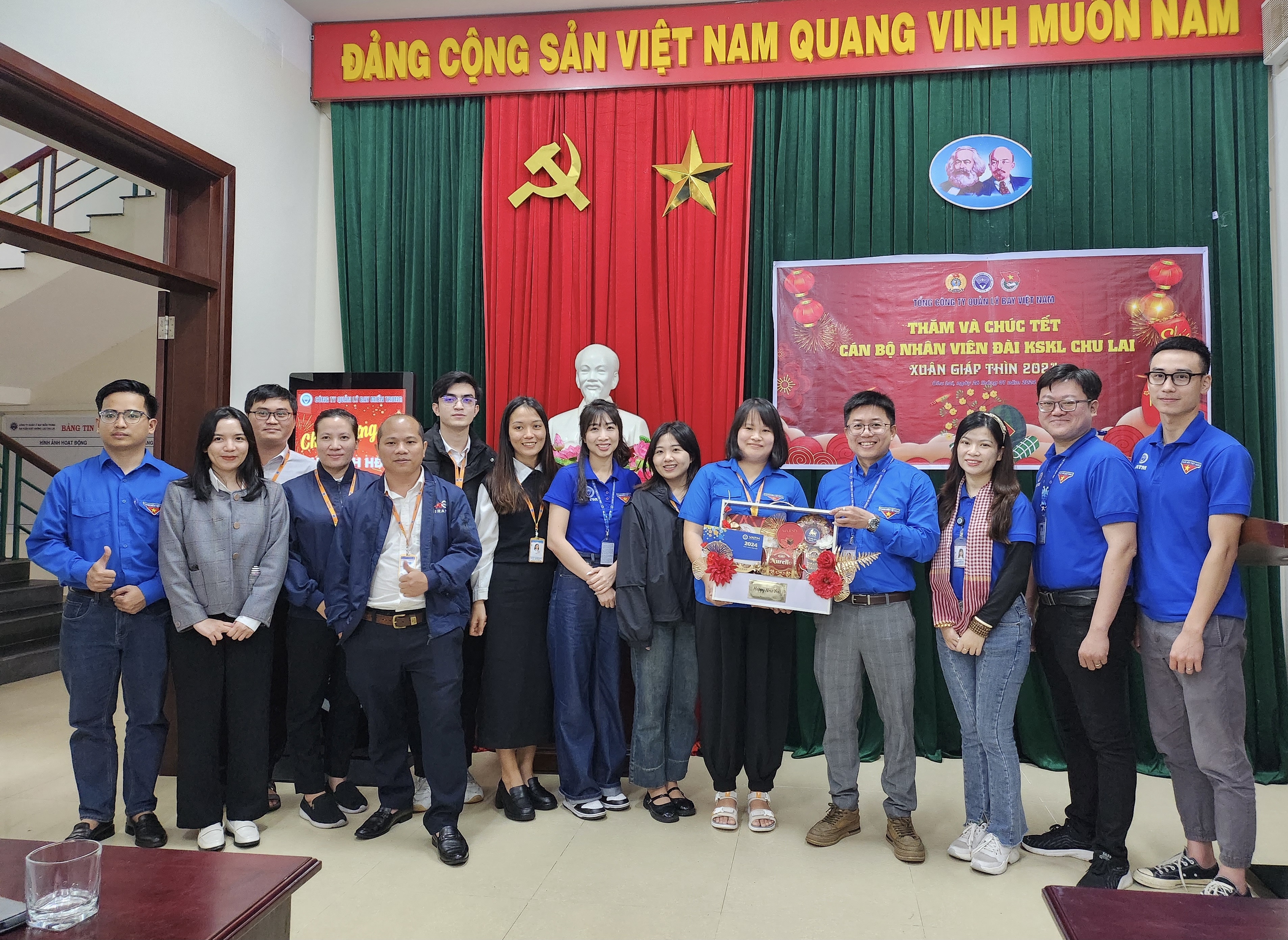 Đoàn Thanh niên Tổng công ty thăm và tặng quà đoàn viên thanh niên trực tết, công tác xa nhà khu vực Đài KSKL Chu Lai