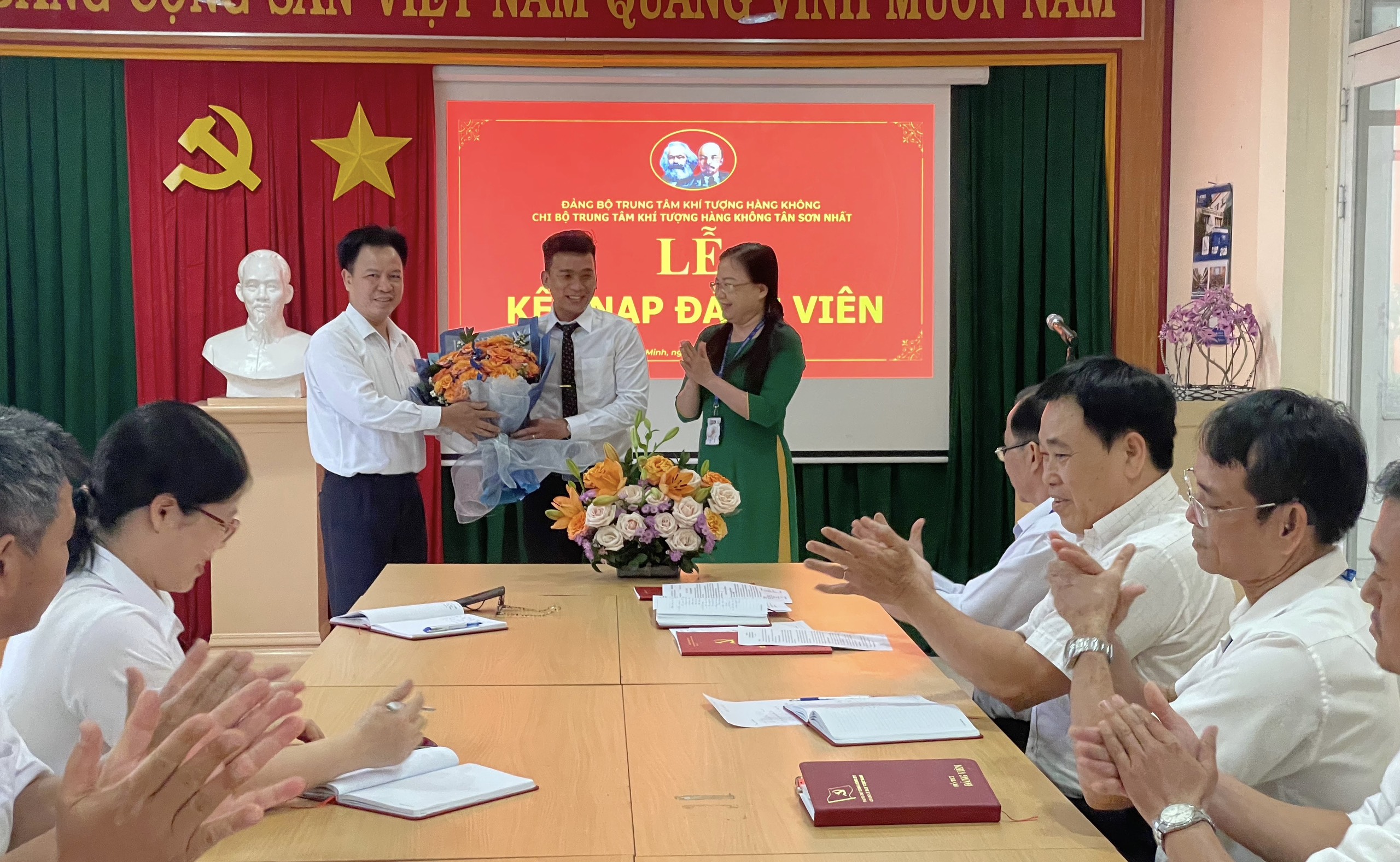 Chi bộ Trung tâm Khí tượng hàng không Tân Sơn Nhất tổ chức Lễ kết nạp đảng viên mới