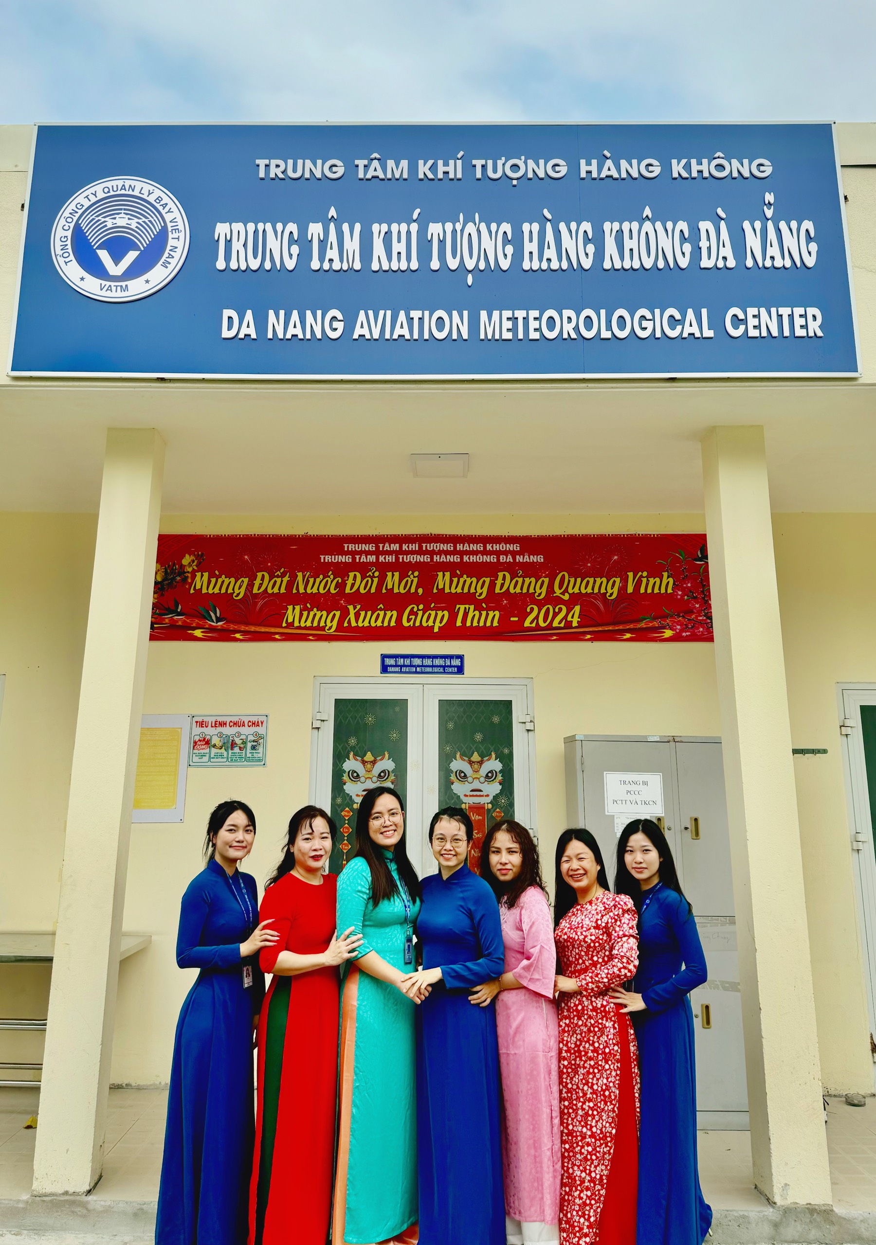 Nữ công Trung tâm Khí tượng HK Đà Nẵng hưởng ứng Tuần lễ Áo dài