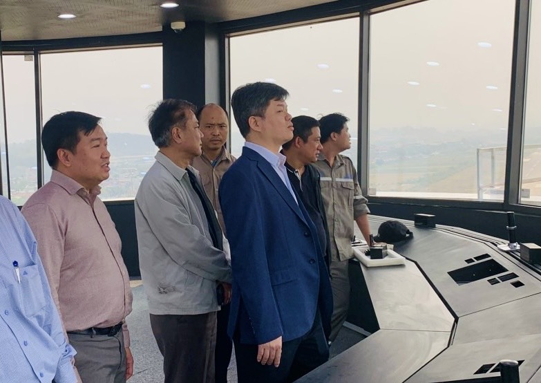 Tổng Giám đốc Nguyễn Công Long kiểm tra hiện trường thi công Đài kiểm soát không lưu Điện Biên