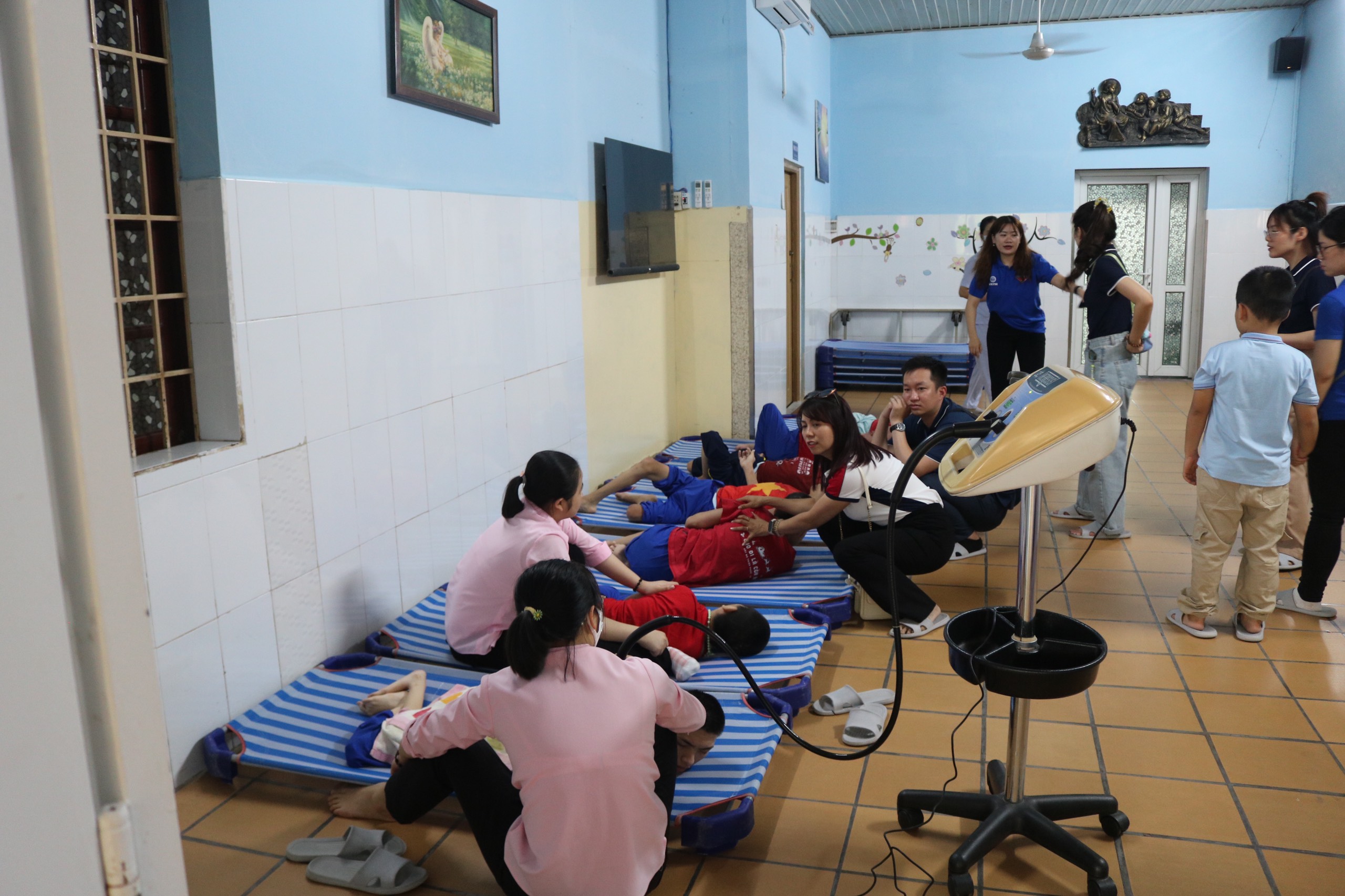Chi đoàn Trung tâm Kiểm soát Đường dài Hồ Chí Minh tổ chức chương trình thiện nguyện “Thắp sáng nụ cười” tại mái ấm Thiên Phước