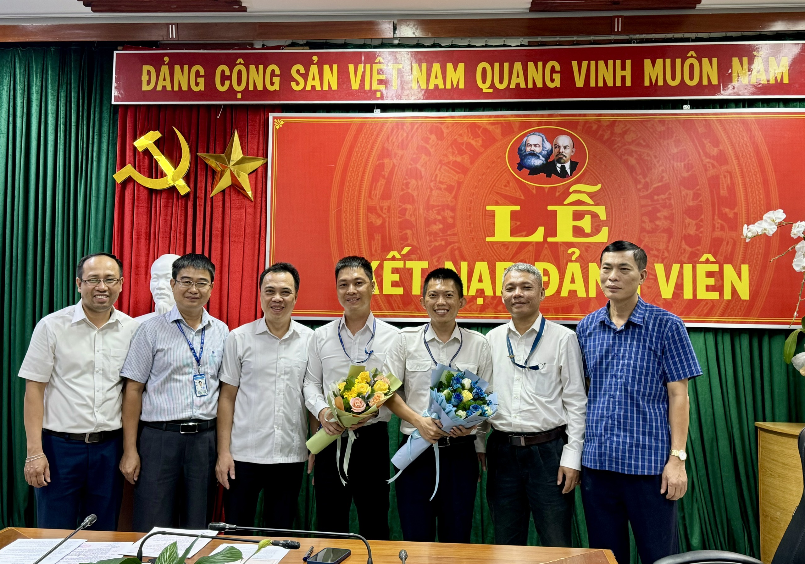Lễ kết nạp đảng viên mới tại Chi bộ Trung tâm Kiểm soát Đường dài Hồ Chí Minh
