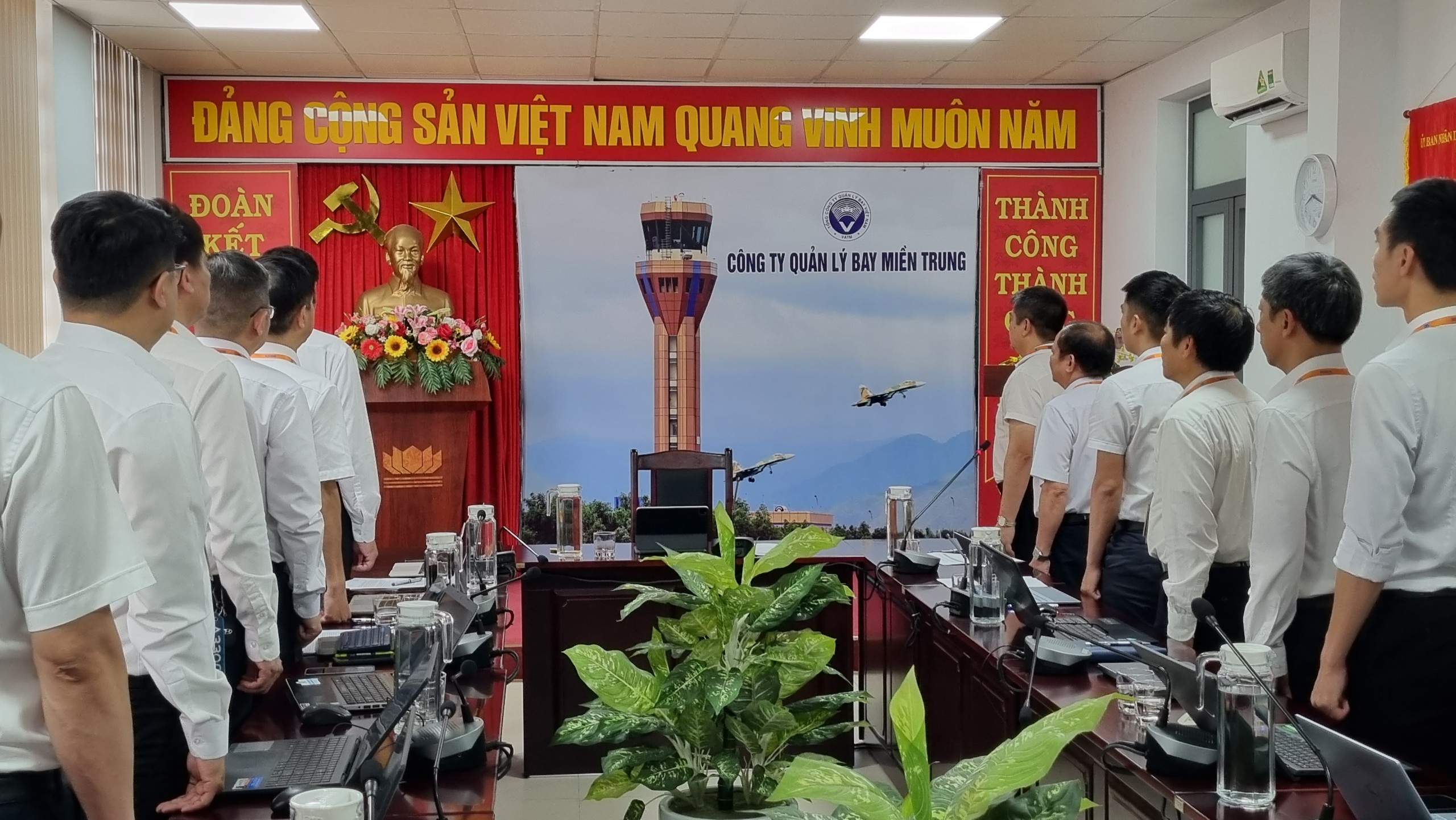 Công ty Quản lý bay miền Trung tổ chức sinh hoạt chính trị dưới cờ Quý II/2024