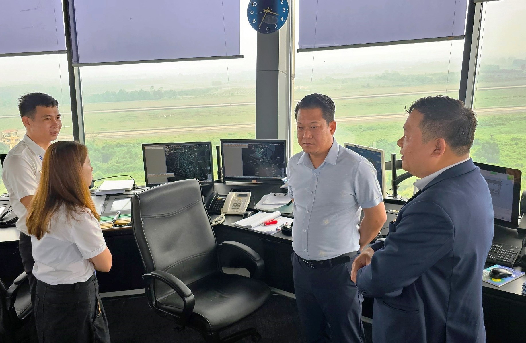 Chủ tịch Lê Hoàng Minh đến thăm và làm việc với Đài Kiểm soát không lưu Thọ Xuân