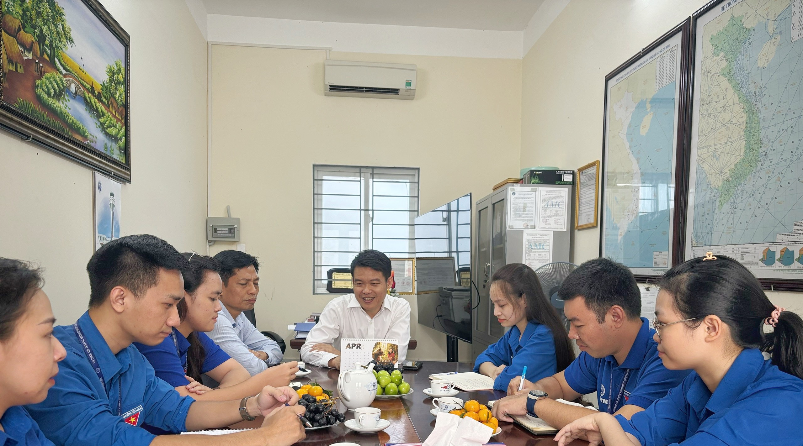 Bí thư Đảng ủy Trung tâm Khí tượng hàng không làm việc với đoàn viên thanh niên Trung tâm Khí tượng hàng không Đà Nẵng