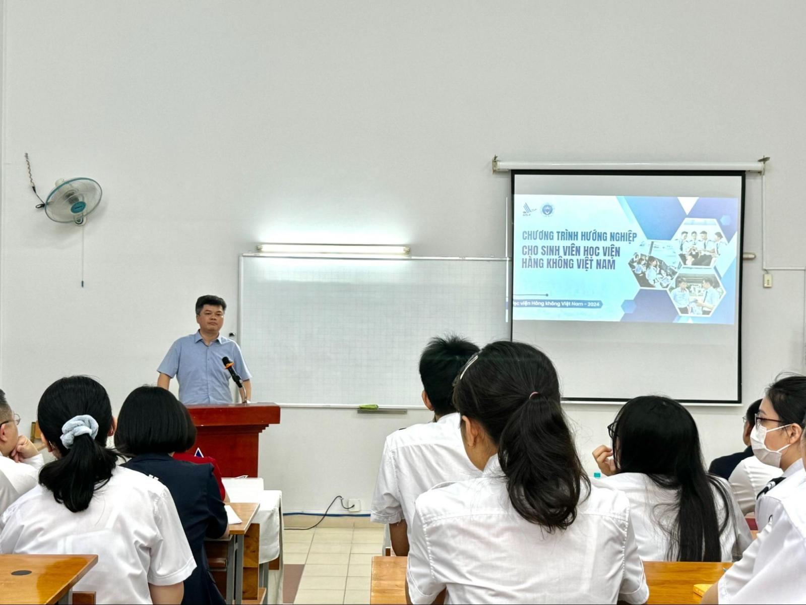 Sinh viên ngành Quản lý Hoạt động Bay của Học viện Hàng không Việt Nam là nguồn nhân lực độc quyền của VATM