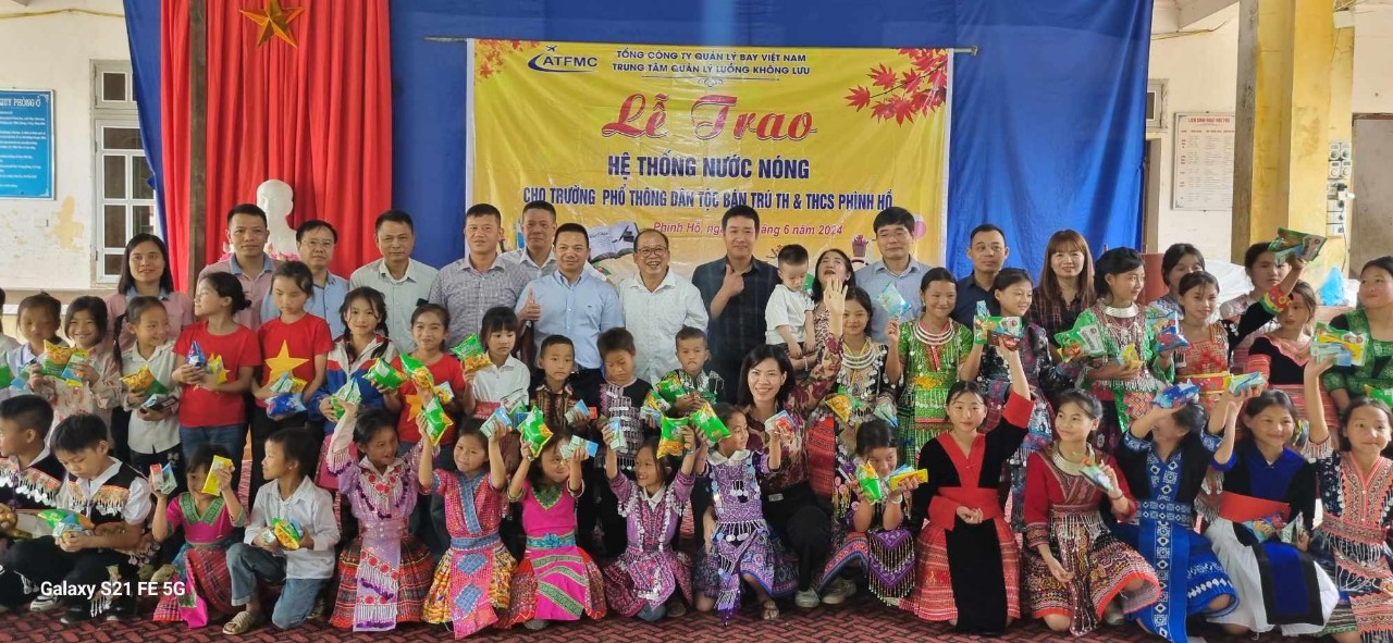 Công đoàn Trung tâm Quản lý luồng không lưu tổ chức tặng quà giáo viên, học sinh vùng xa tại Tỉnh Yên Bái