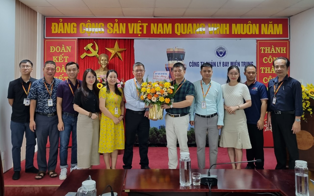 Lãnh đạo Công ty QLBMT tặng hoa chúc mừng Ban Biên tập Website MIRATS nhân Ngày Báo chí Cách mạng Việt Nam 21/6/2024