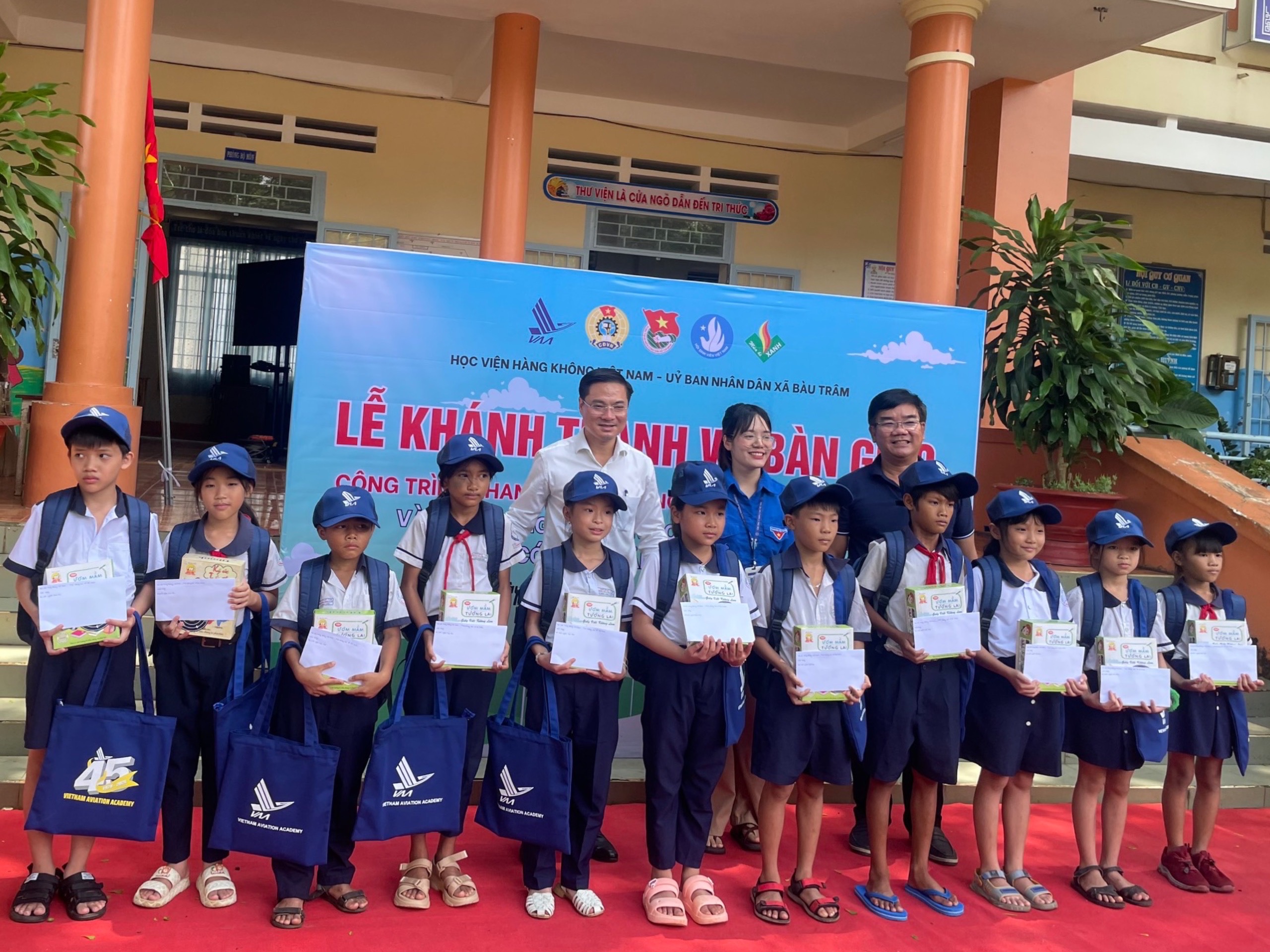 Quỹ “Thắp sáng nụ cười” ACC Hồ Chí Minh đồng hành chiến dịch Mùa hè xanh cùng Học viện Hàng không Việt Nam