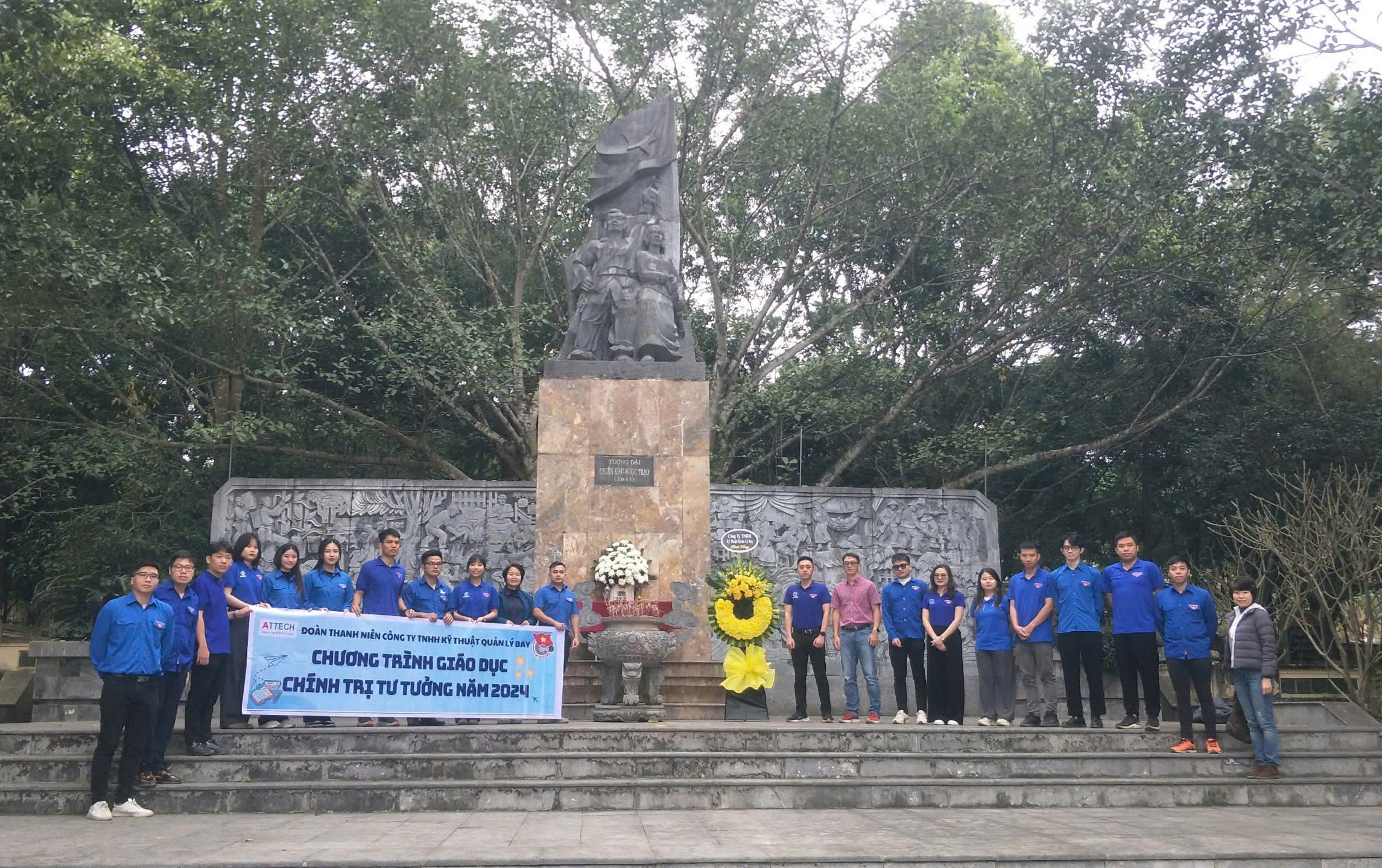 Đoàn Thanh niên Công ty thăm quan và dâng hương, dâng hoa tại di tích lịch sử Chiến khu Du kích Ngọc Trạo