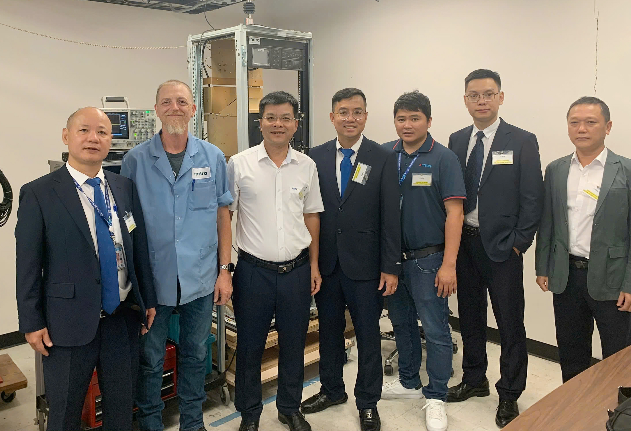 Ảnh 1. Đoàn công tác VATM-ATTECH chụp ảnh lưu niệm với lãnh đạo của INDRA tại Nhà máy (Mỹ)