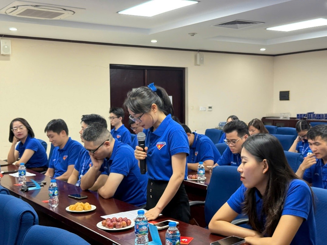 Ảnh 1. Đoàn viên chi đoàn tích cực thảo luận