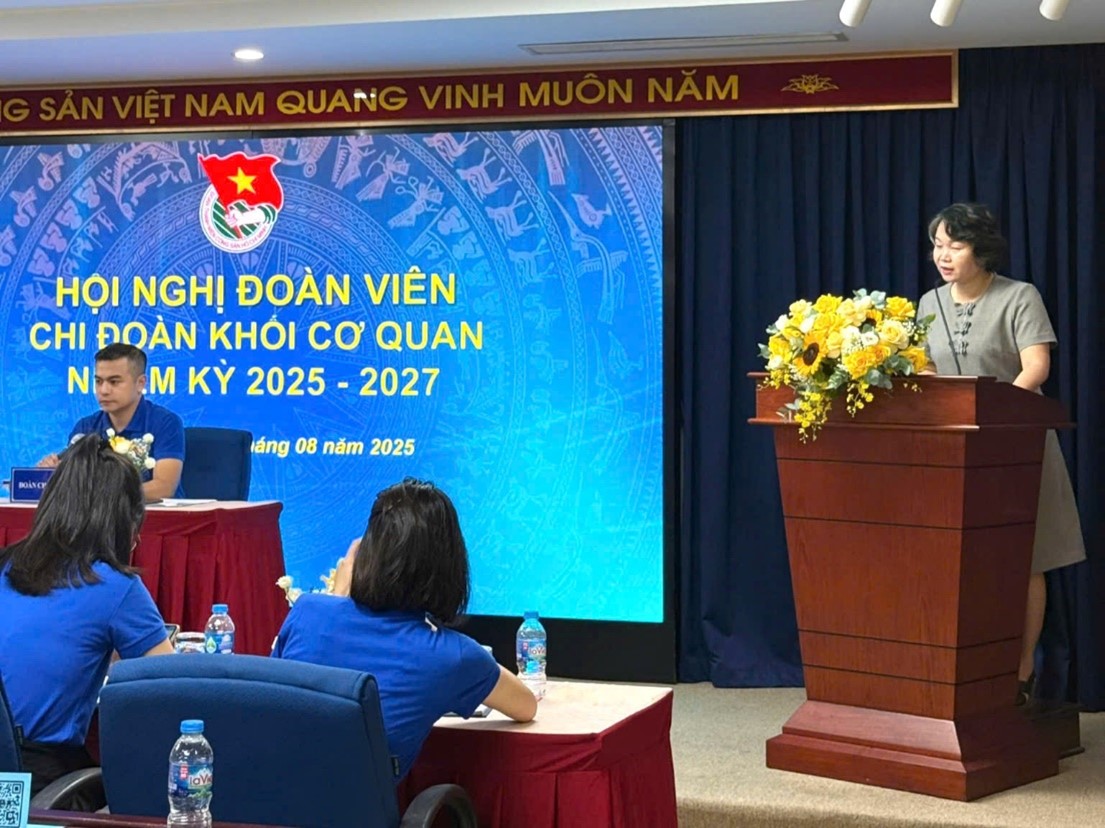 Ảnh 2. Đồng chí Trần Thị Phương Loan - Đảng ủy viên, Bí thư chi bộ, Trưởng phòng TCCB-LĐ phát biểu