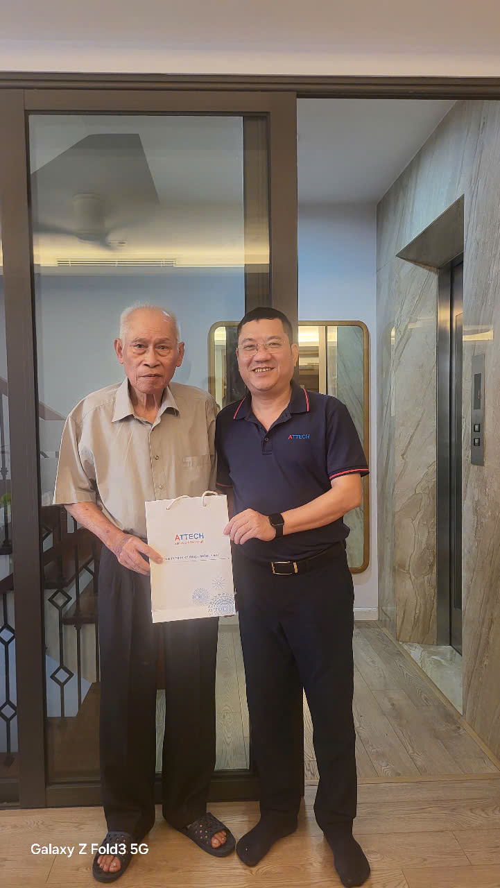 Ảnh 2. Thăm hỏi thân nhân CB-NV khối cơ quan là thương binh