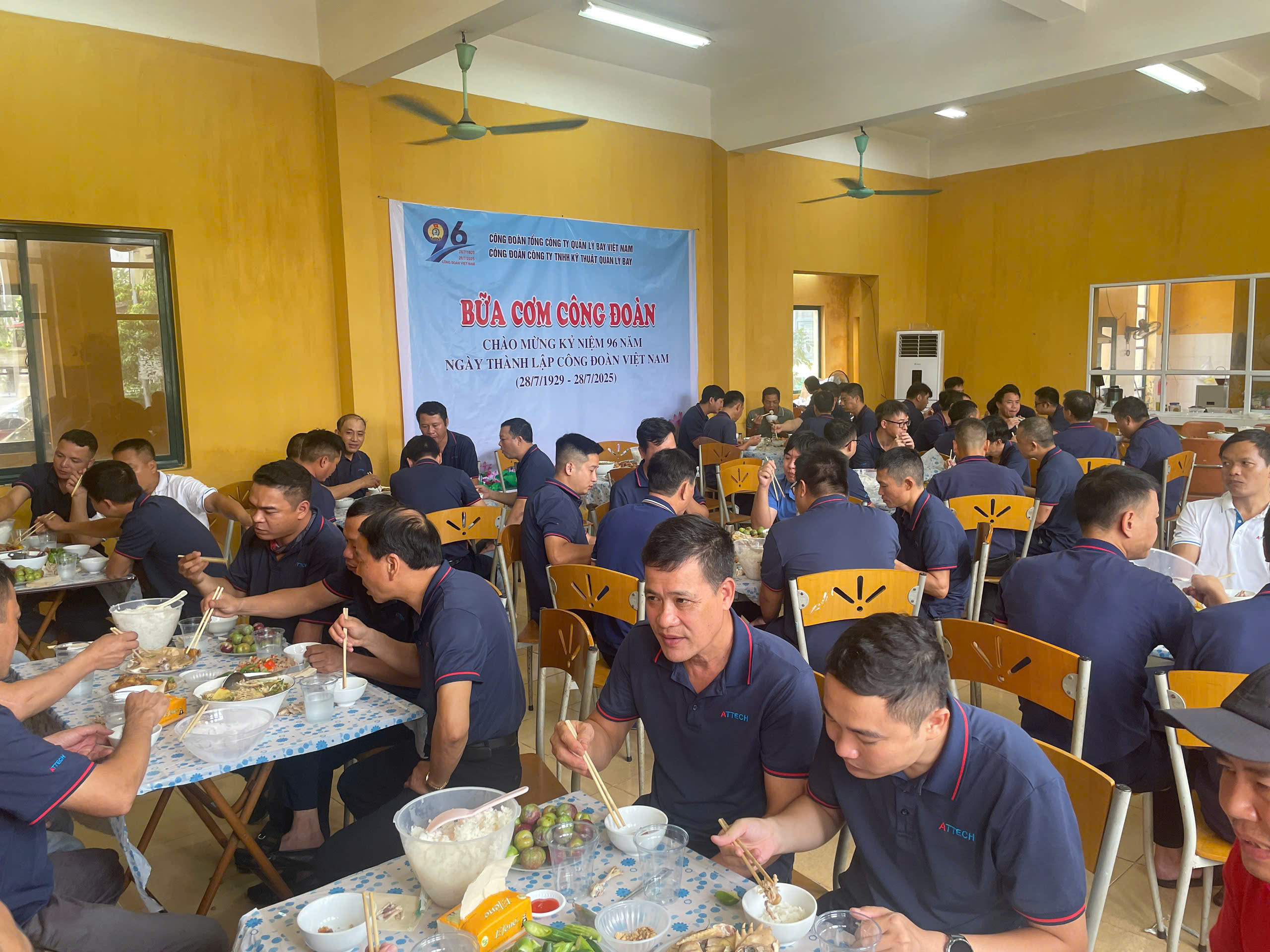Ảnh 2.“Bữa cơm Công đoàn” tại Cơ sở sản xuất và cung cấp dịch vụ