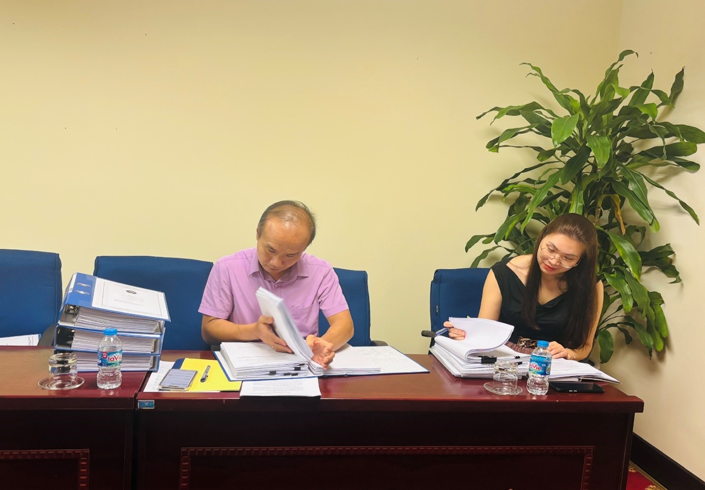 Ảnh 2_ Đoàn kiểm tra kiểm tra trực tiếp các hồ sơ, tài liệu liên quan