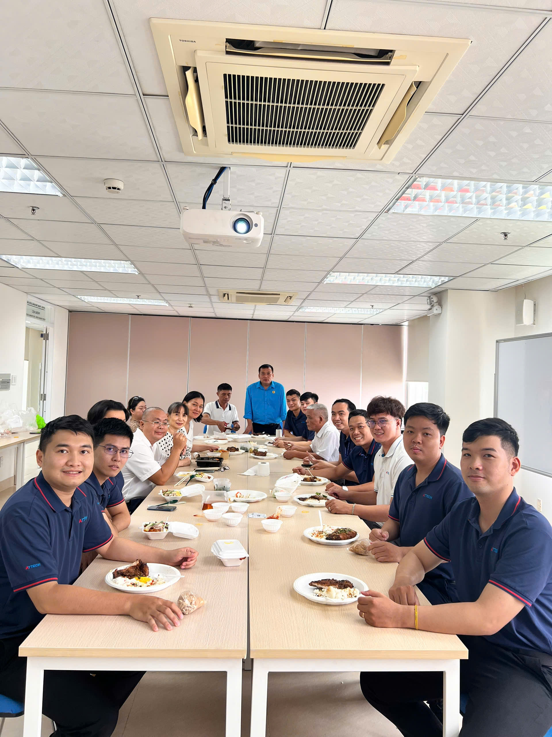 Ảnh 3. “Bữa cơm Công đoàn” tại Chi nhánh TP.HCM