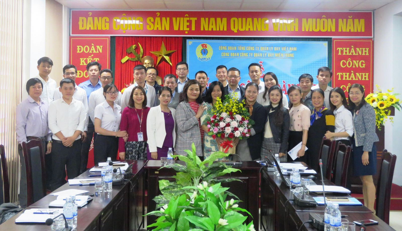 dai-dien-cdtct-trao-quyet-dinh-khen-thuong-cho-ca-nhan-dat-thanh-tich-theo-phuong-cham-4-xin-4-luon