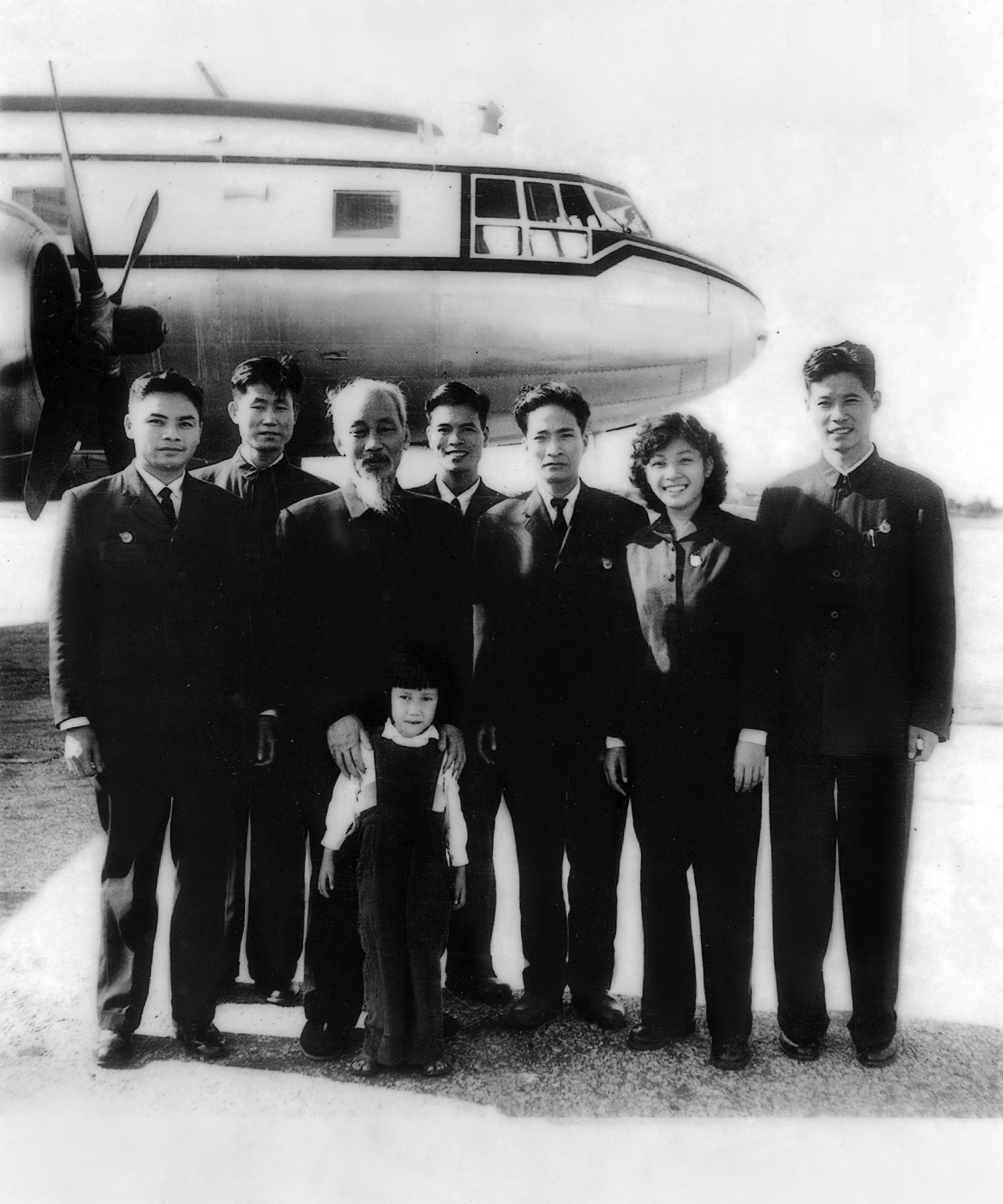 Bác Hồ cùng tổ bay của Hàng không dân dụng Việt Nam trở về sau chuyến thăm và làm việc ở nước ngoài