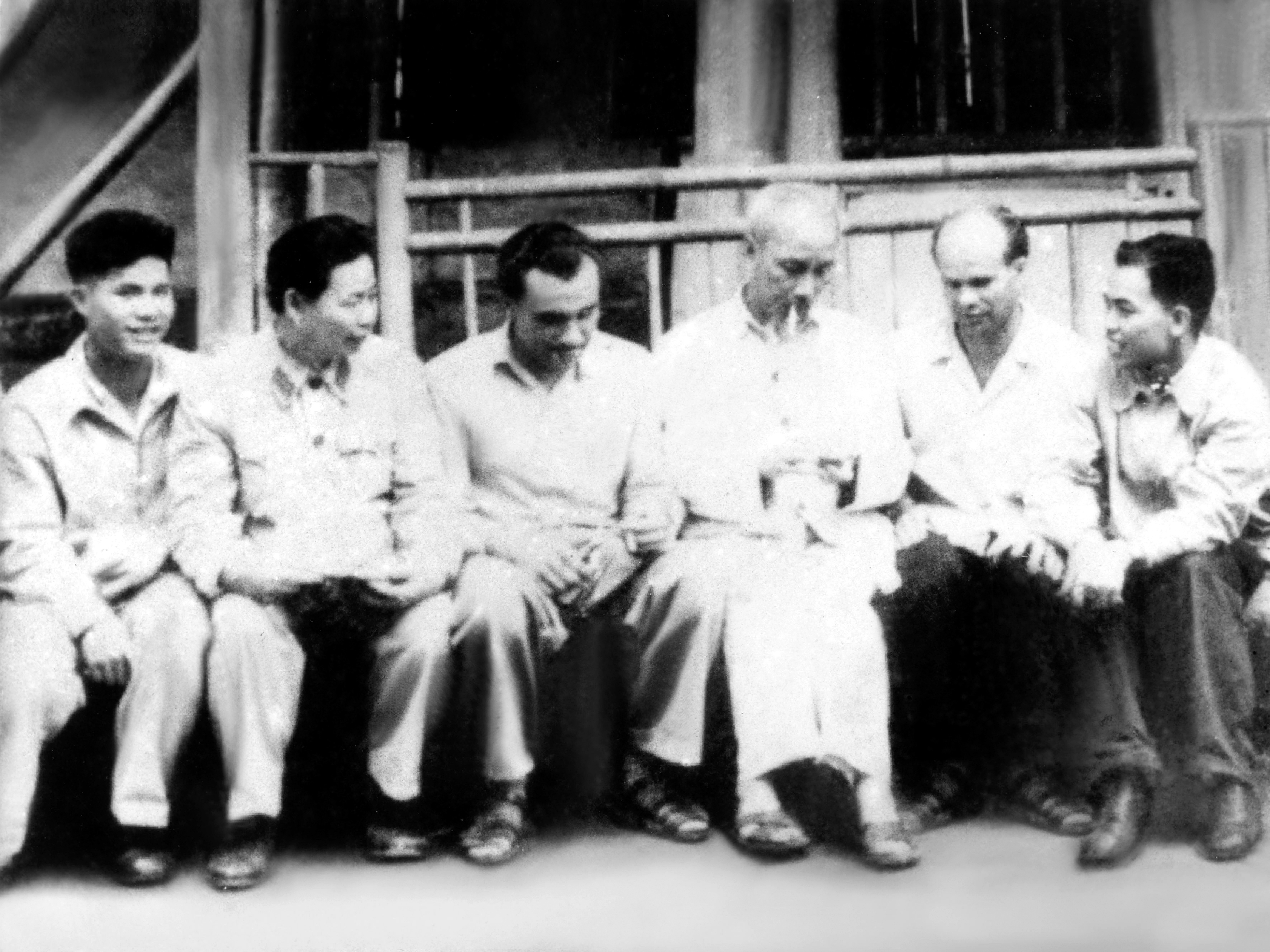 Chu tich HCM dang noi chuyen voi to bay chuyen co Mi4 trong dot dua Bac di tham khu di tich Tan Trao nam 1961