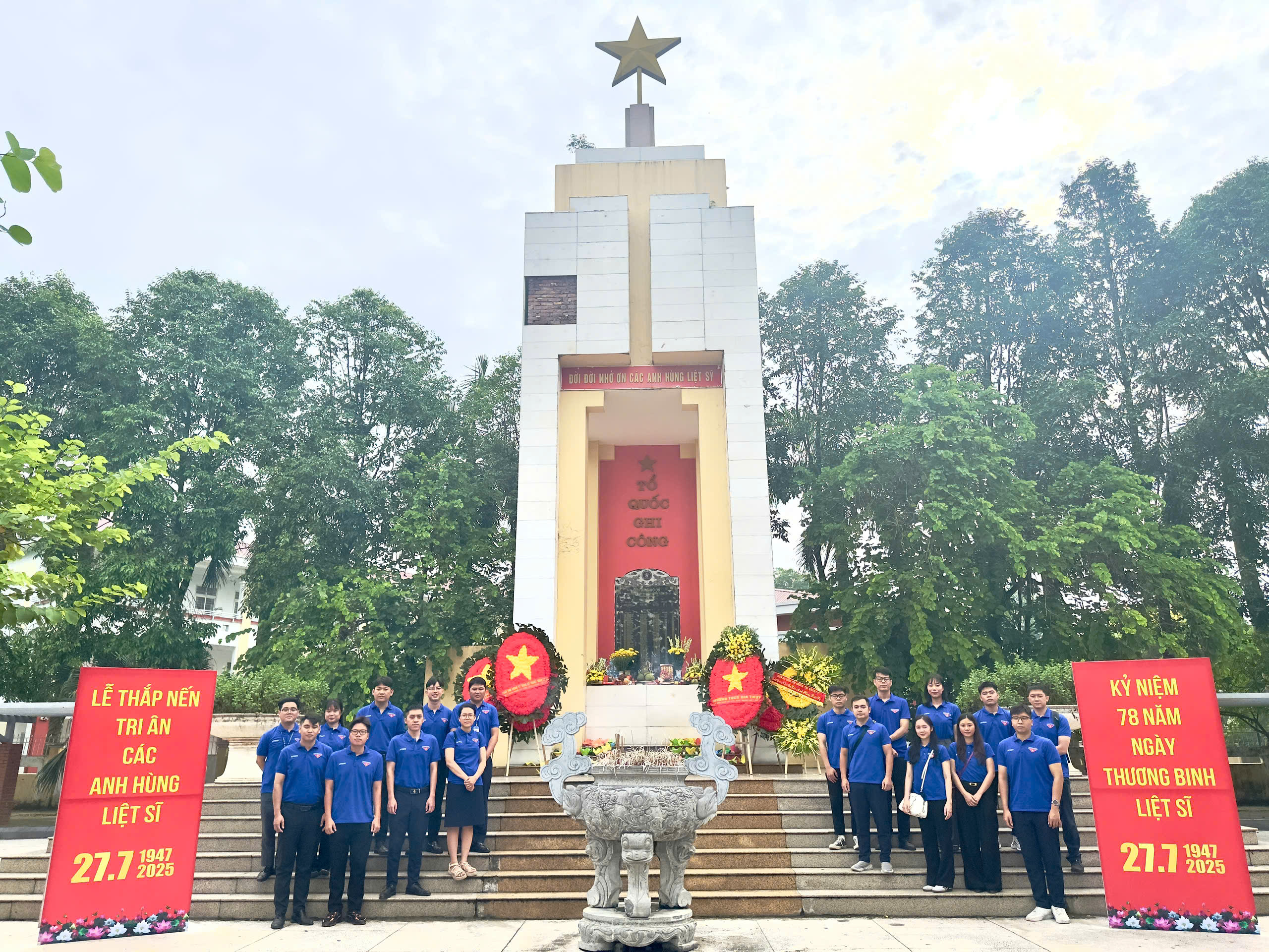 Dâng hương tại Đài tưởng niệm liệt sĩ Phường Gia Thụy-ảnh 2-1