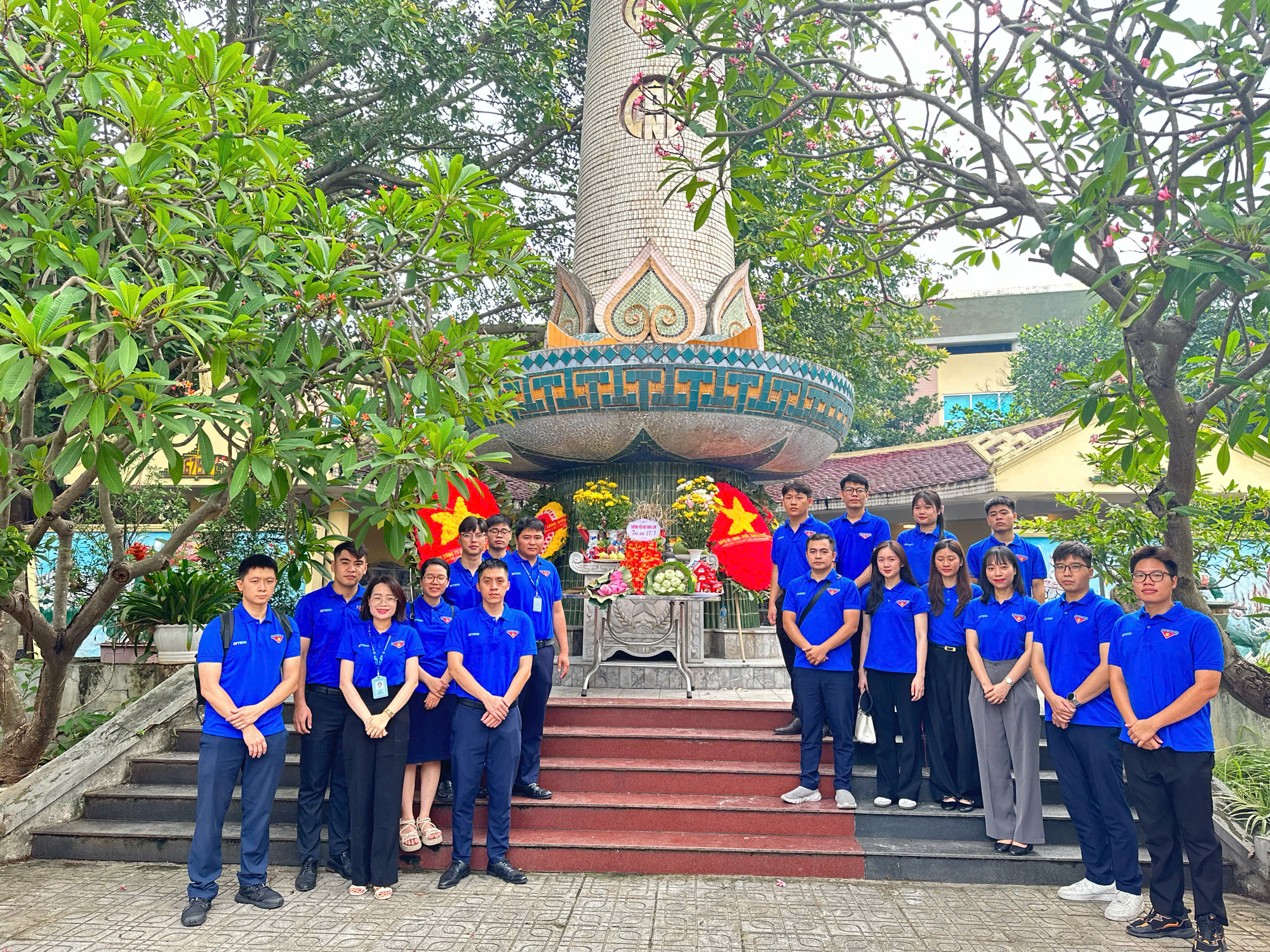 Dâng hương tại Đài tưởng niệm liệt sĩ, Bà mẹ Việt Nam anh hùng Phường Bồ Đề-ảnh 4