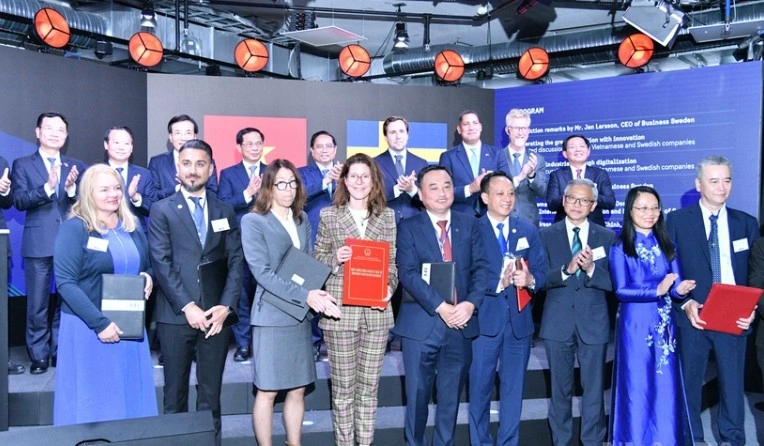 pm_pham_minh_chinh_swedish_officials_witness_exchange_of_cooperation_documents